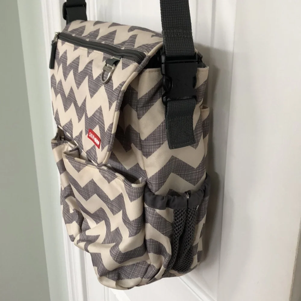 Skip Hop Diaper Bag Chevron White & Gray Changing Pad Shoulder Strap!